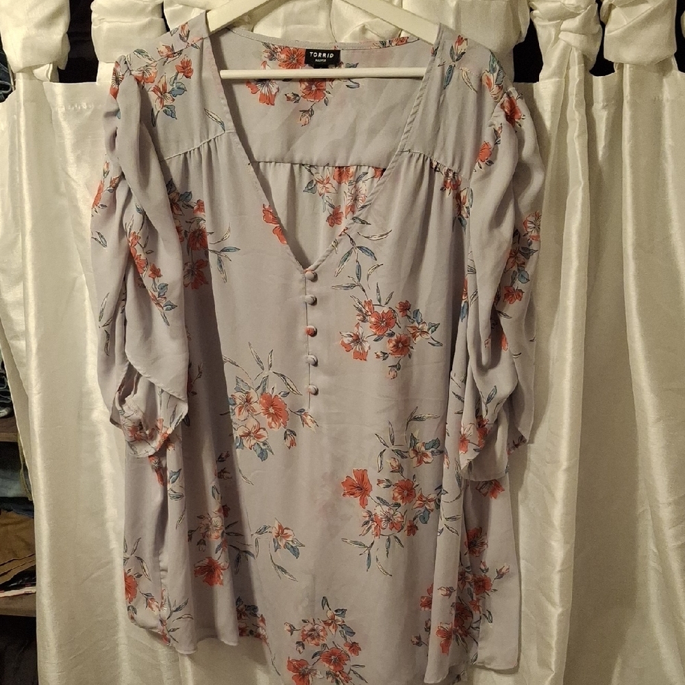 Torrid Women's Blouse - Light Gray with Red and Blue Floral 6